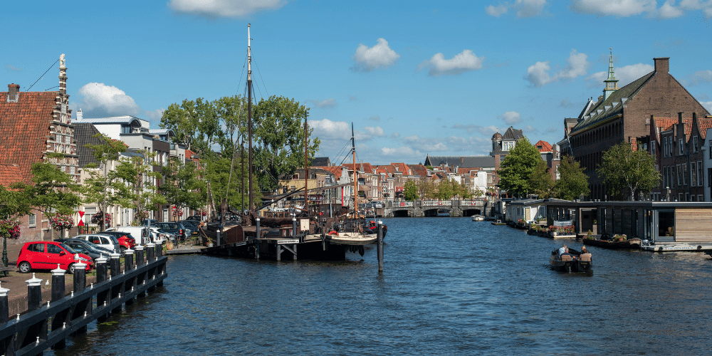 Segeln in niederländischen Kanälen