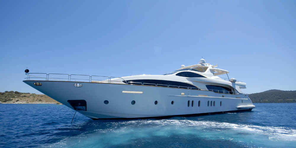 Motoryacht fährt auf dem Meer