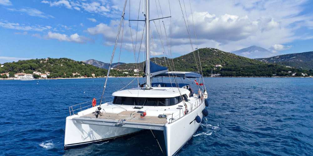 Catamarano da crociera in mare