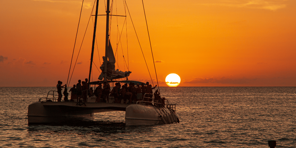 Gruppo di persone che navigano su un catamarano