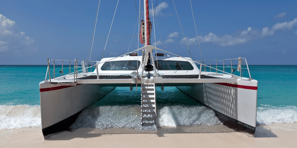 Catamarano visto di fronte con vele issate