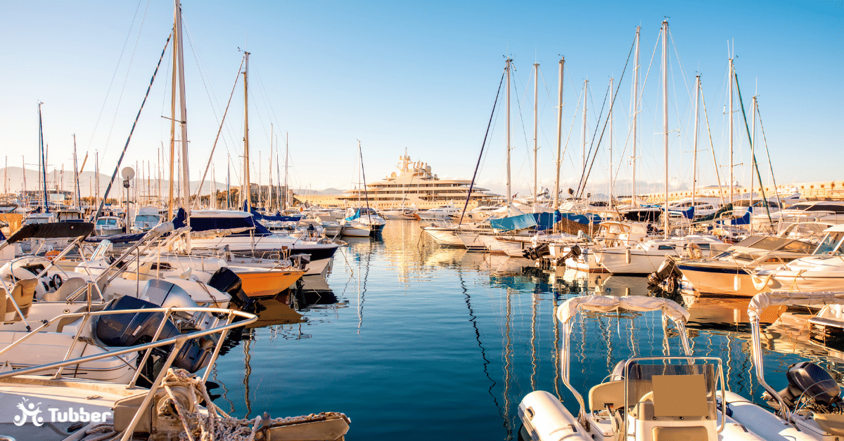 Quai rempli avec de nombreux yachts différents.