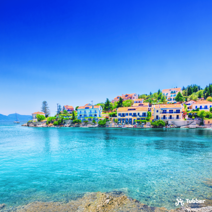 A Ilha de Kefalonia e sua costa apresentam belas casas, águas azul-turquesa e uma vegetação deslumbrante.