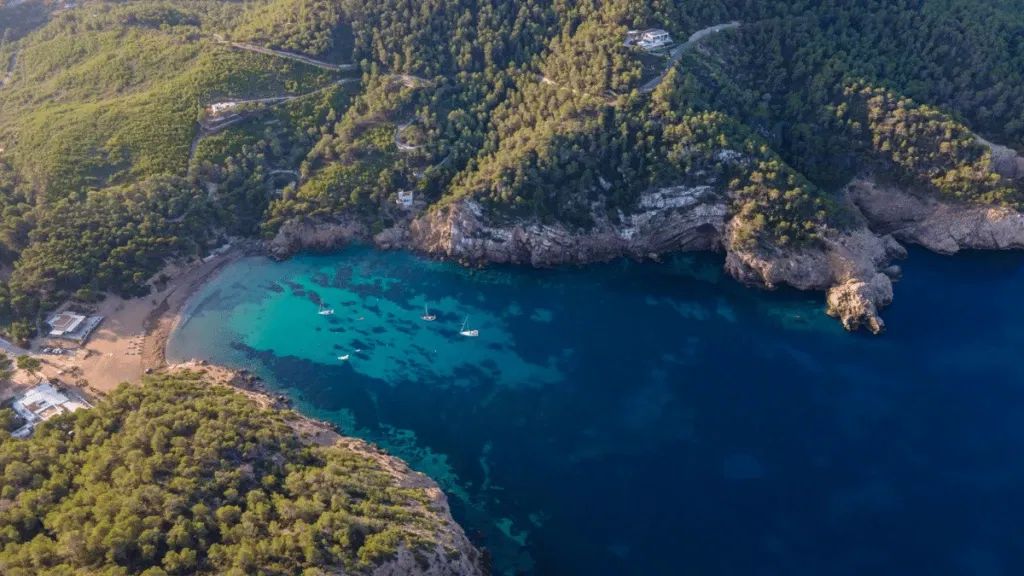 Luftbild von Jachten in Cala Benirras, Ibiza