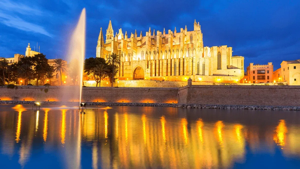 Palma de Mallorca à noite, com vista para a Catedral de La Seu a partir do porto.