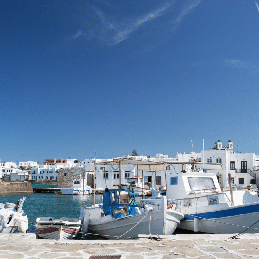 Een dok op Paros met een aantal aangemeerde boten.