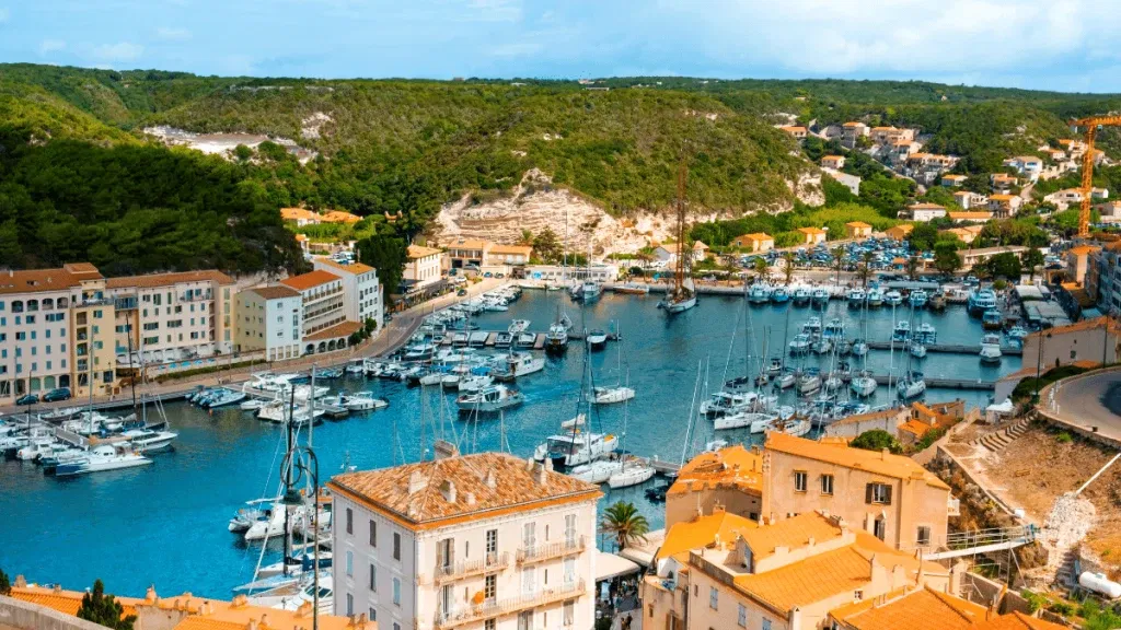 De prachtige kade van Corsica ligt midden in de stad, omringd door een enorme berg.