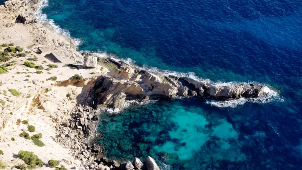 Felsformationen in der Atlantis-Bucht auf Ibiza