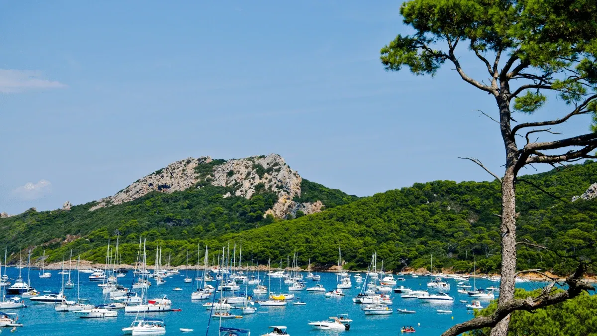 Uitzicht op boten in een baai bij Porquerolles.