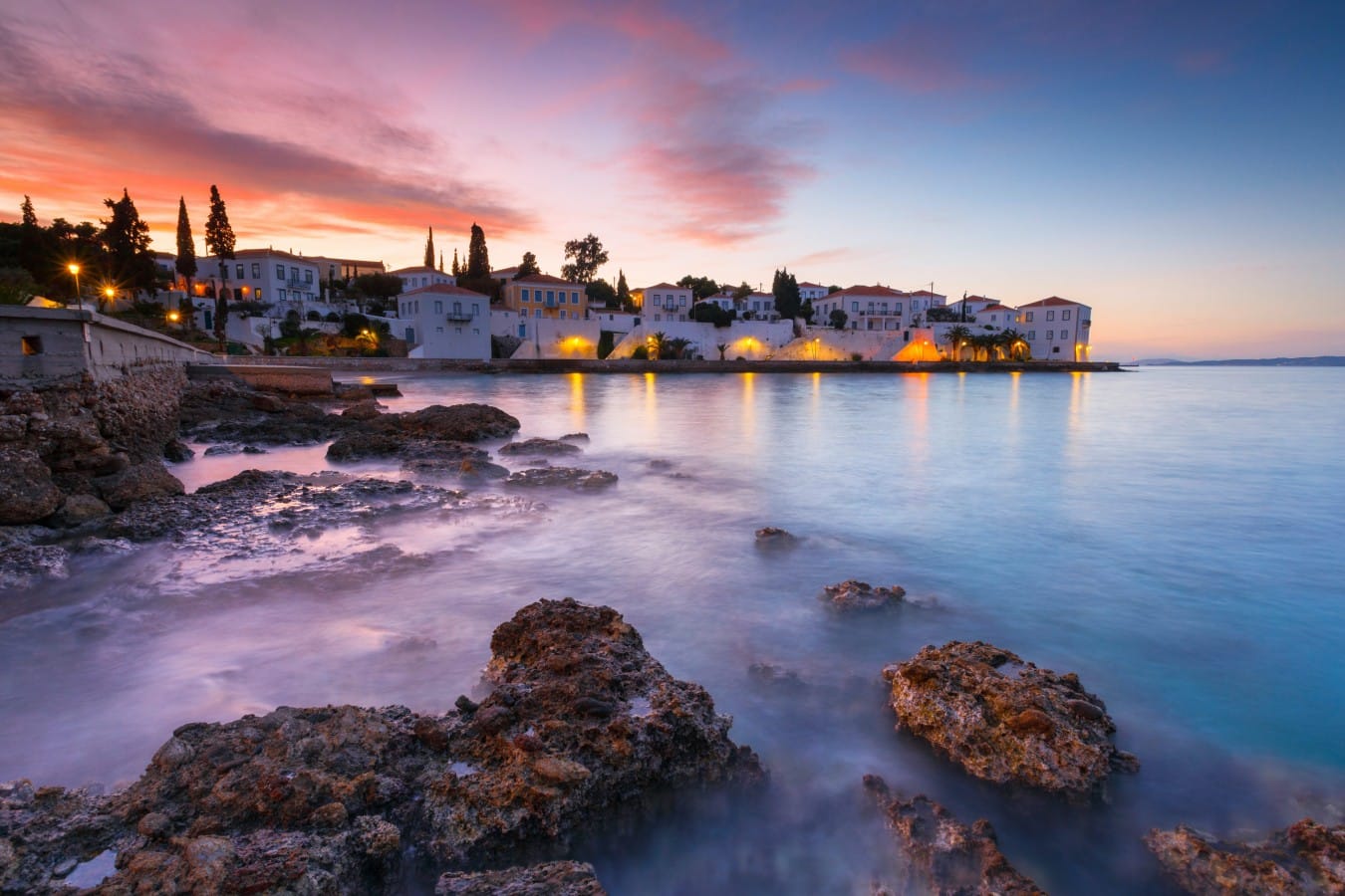 Spetses in Griechenland und seine atemberaubende Küste während des Sonnenuntergangs.