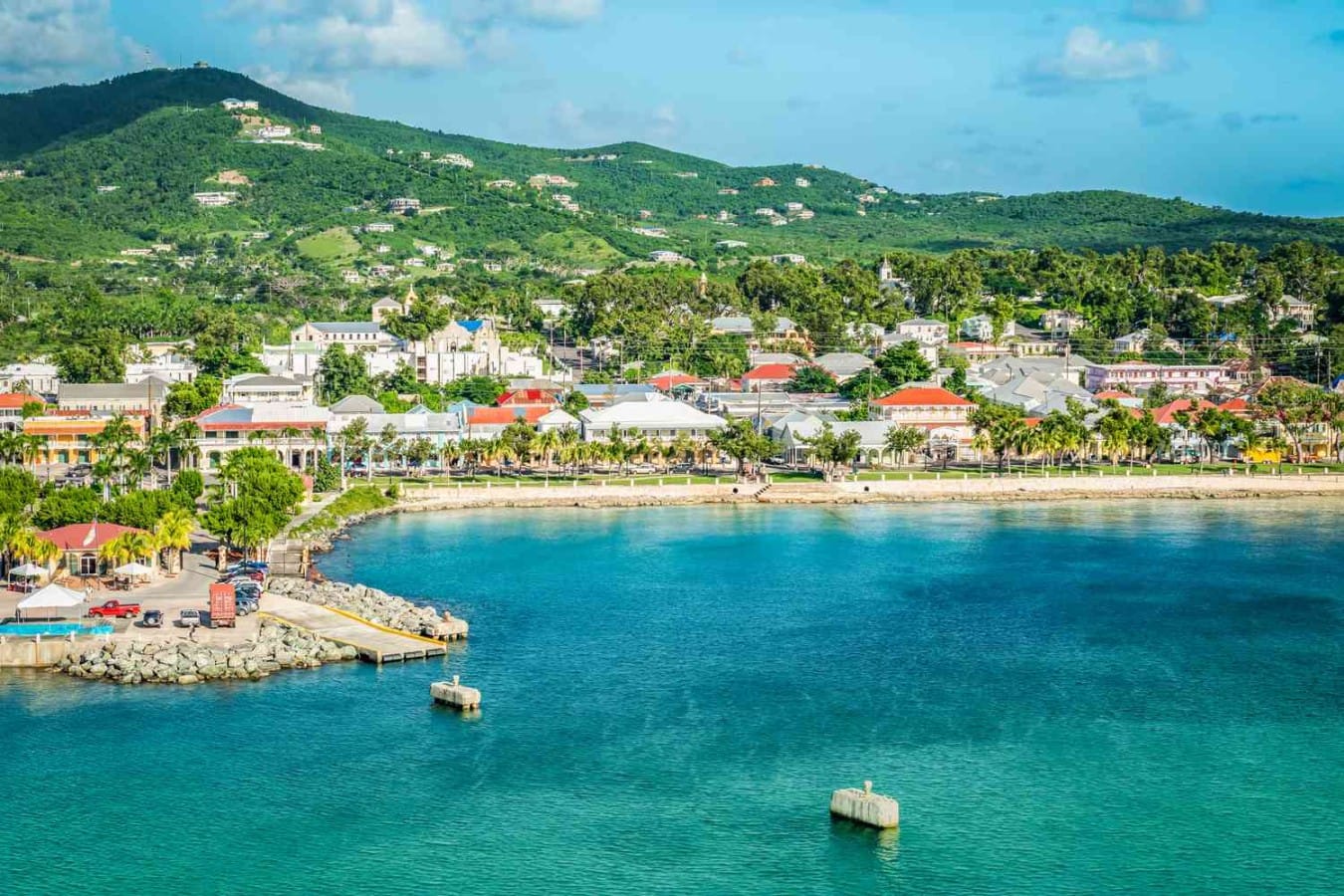 Santa Cruz, eine der US-Jungferninseln, und ihr Hafen mit einem Berg im Hintergrund.